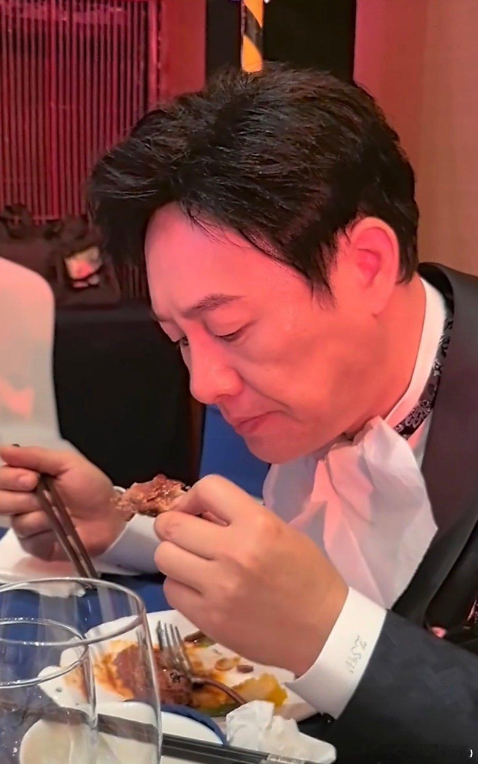 #张颂文#萌萌的小🐻宝宝，吃肉时还带个纸巾做兜兜，还来个飞眼[大笑][大笑]。小🐻要多吃肉肉，少