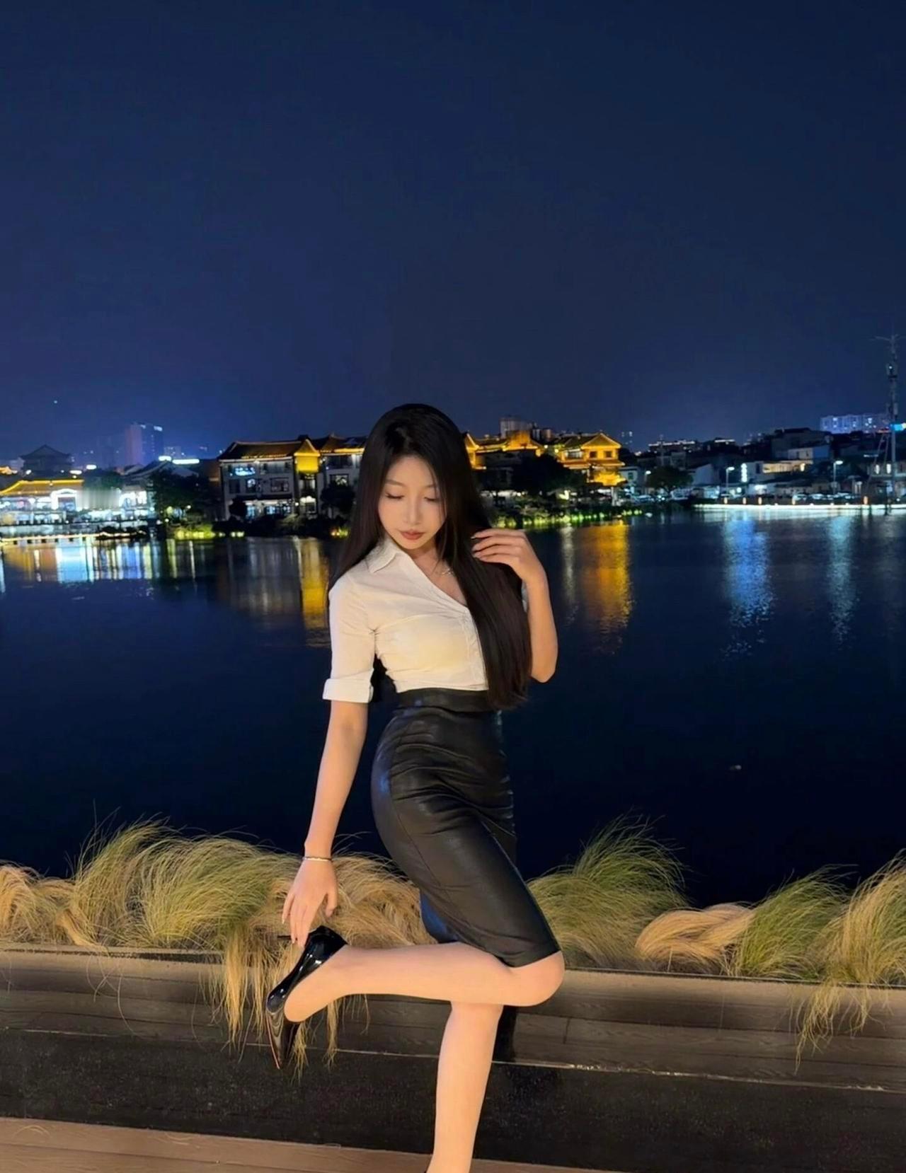 城市的灯火是背景，而你才是这夜色里最亮眼的风景。