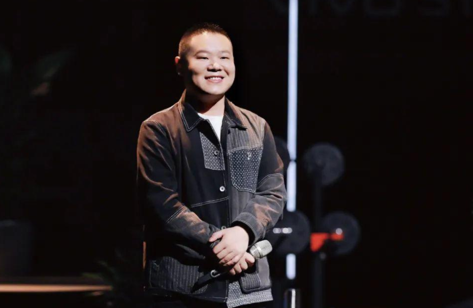 全网的男艺人这次彻夜难眠了，因为岳云鹏在节目中爆出一句话，他说曾经因为帮