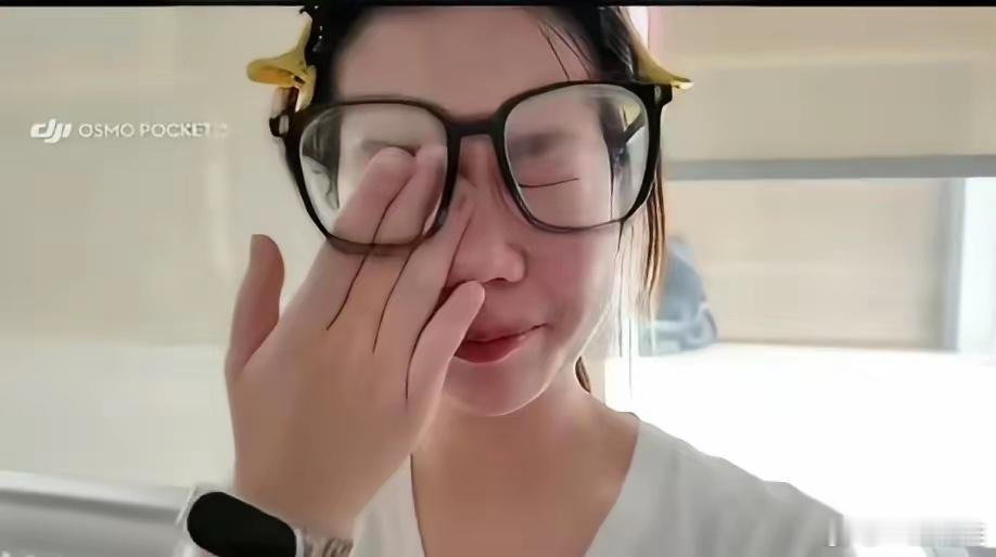 马来西亚大学的回应，她哭得稀里哗啦，说自己很难受，通知书还没拿到，结果投诉信已经