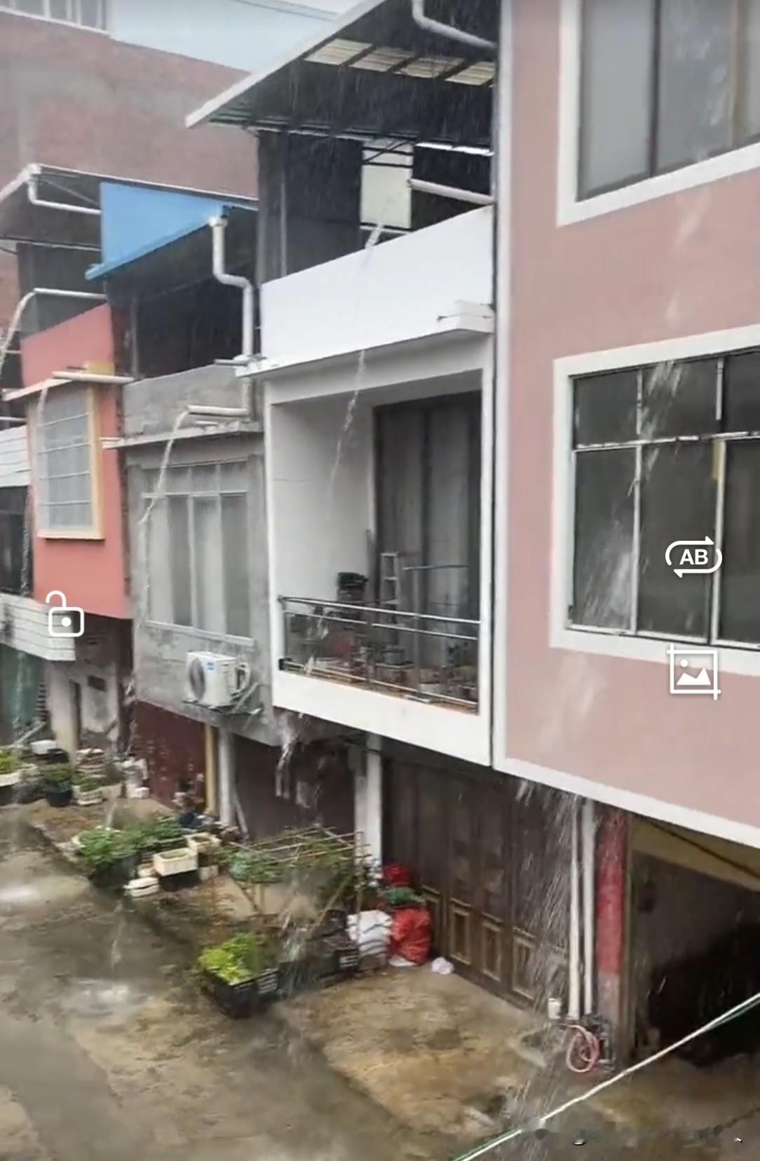 以前是各扫门前雪，现在可是各排各家的水。有网友说啊，这一看就知道，这条街上没