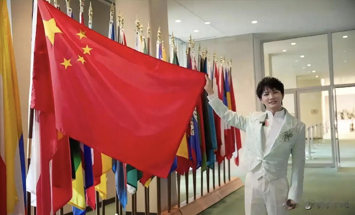 周深的成就比有些人头顶的头发还多，在这叽叽歪歪管人家像女孩子，深深是多声线的百变