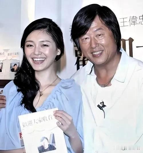 王伟忠被指弃恩师职责大曲线离世后孩子财产遭争夺家人未出席葬礼前段时间看到新闻说
