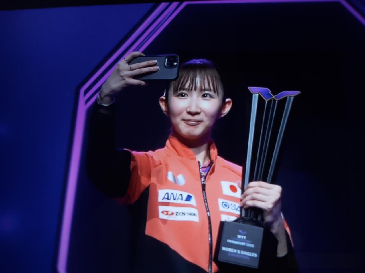 早田笑靥如花，张本美和也是得体领奖，大度祝福早田，并没有黑脸。这点，给张本美和