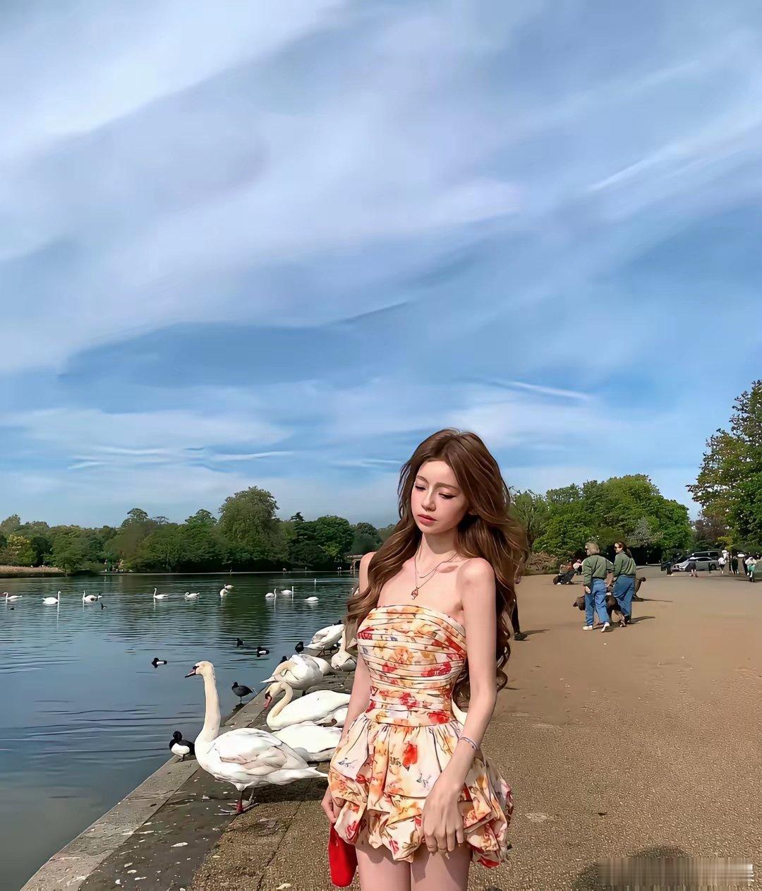 王思聪前女友懒懒在伦敦公园，打扮精致，五官无可挑剔，但是她这款是符合国人的审美，