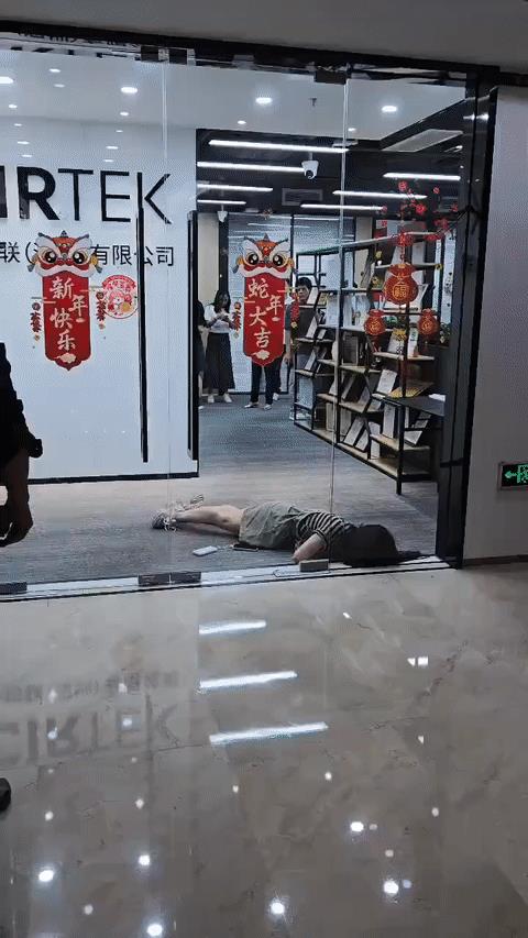 女子在隔壁公司门口癫痫病发作倒地抽搐，居然没人上去救助，都在看着，咬舌头就麻烦了