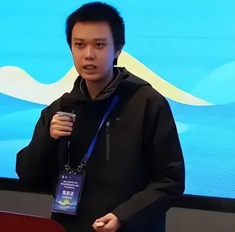 23岁，初中学历，站上北大讲台？当这张讲座海报刷爆全网，无数人第一反应是...这