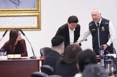 张亚中办公室何启圣今（2日）在脸书发文表示，被外界以“蓝媒”称之的联合报，以社论