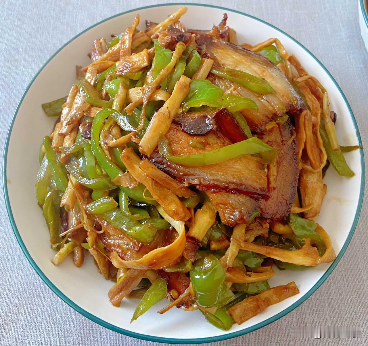 翻翻冰箱，新买的洋葱还是往后靠一靠吧，先来解决点储备多的青椒和莴笋，反正绿色的蔬