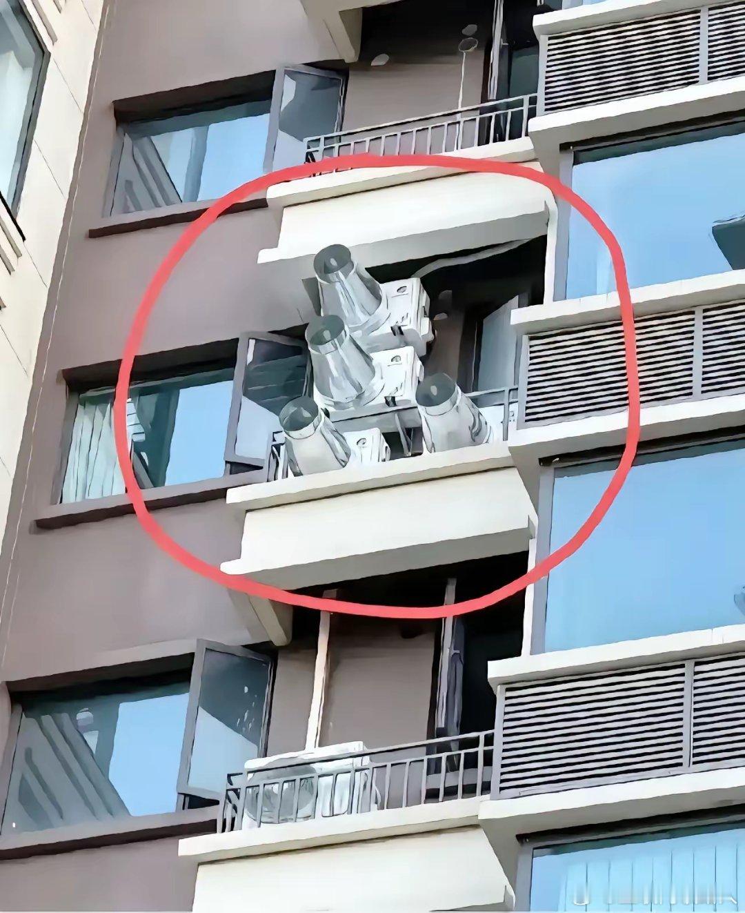 这东西叫射流喷口，能让空调散出的热气排得更远，从而避免热风回流，不过很少见人这么