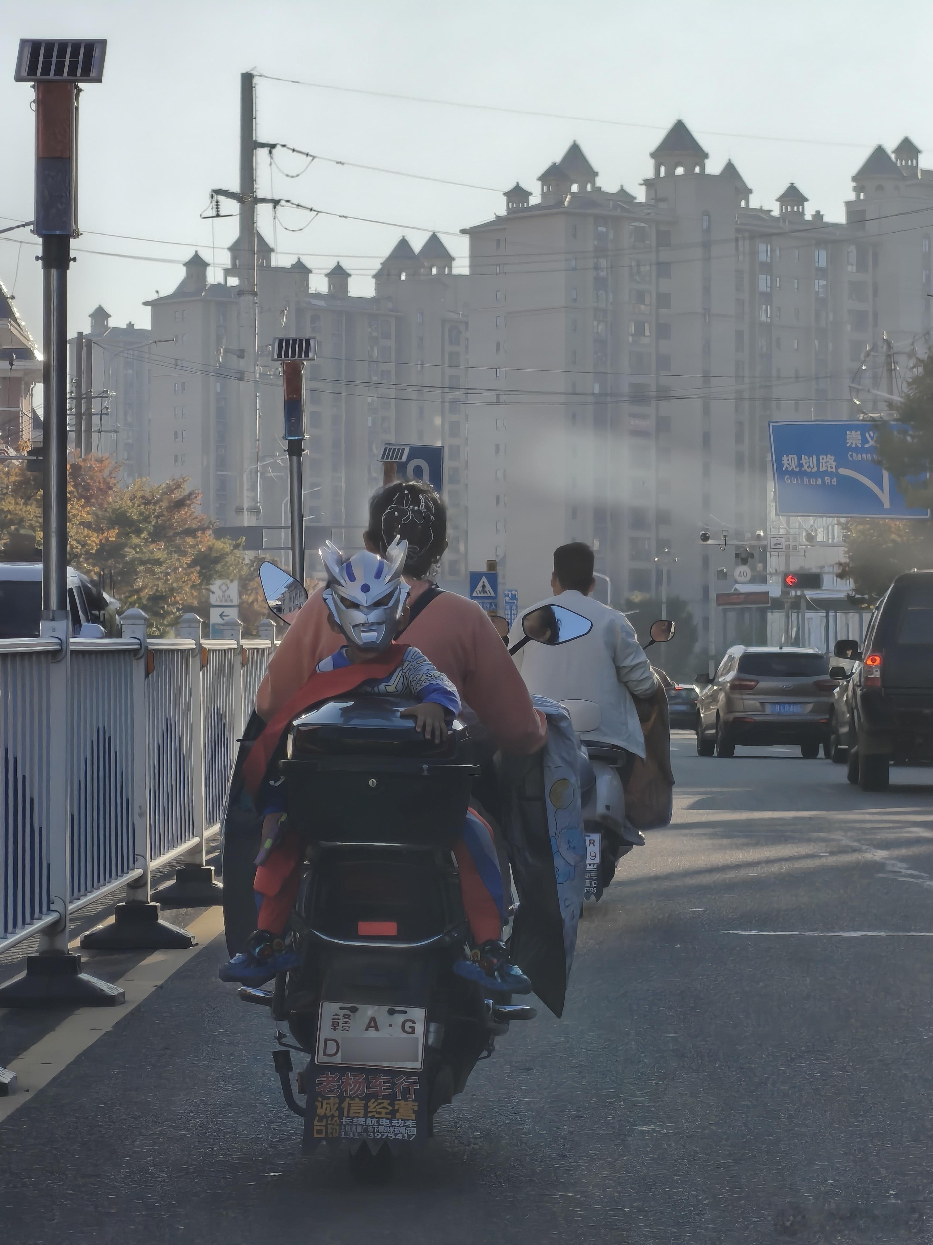 我嘞个去，小孩哥这“奥特曼面具”着实吓我一跳……