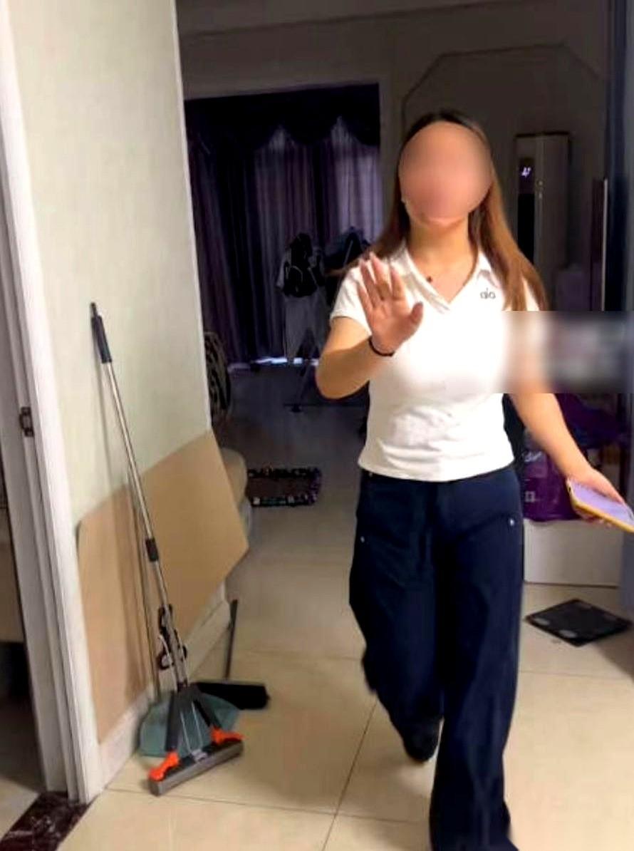 门“咔哒”一声弹开了。龙师傅还没来得及擦额头上的热汗，女业主的脸却“唰”地拉了下