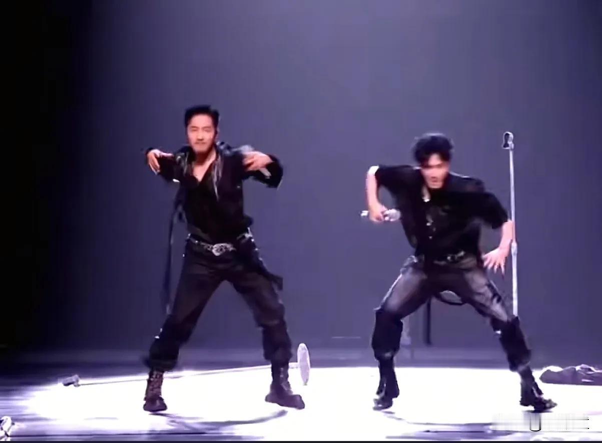 笑死了！张睿与郭晓东合唱歌曲《抽离》，张睿开口，大家还觉得被带入了。郭晓东一开
