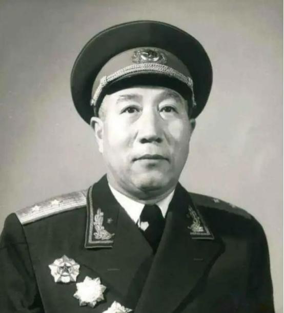 1945年，粟裕正为一场恶战焦头烂额。敌军五倍于我，却固守不出。就在此时，一位路