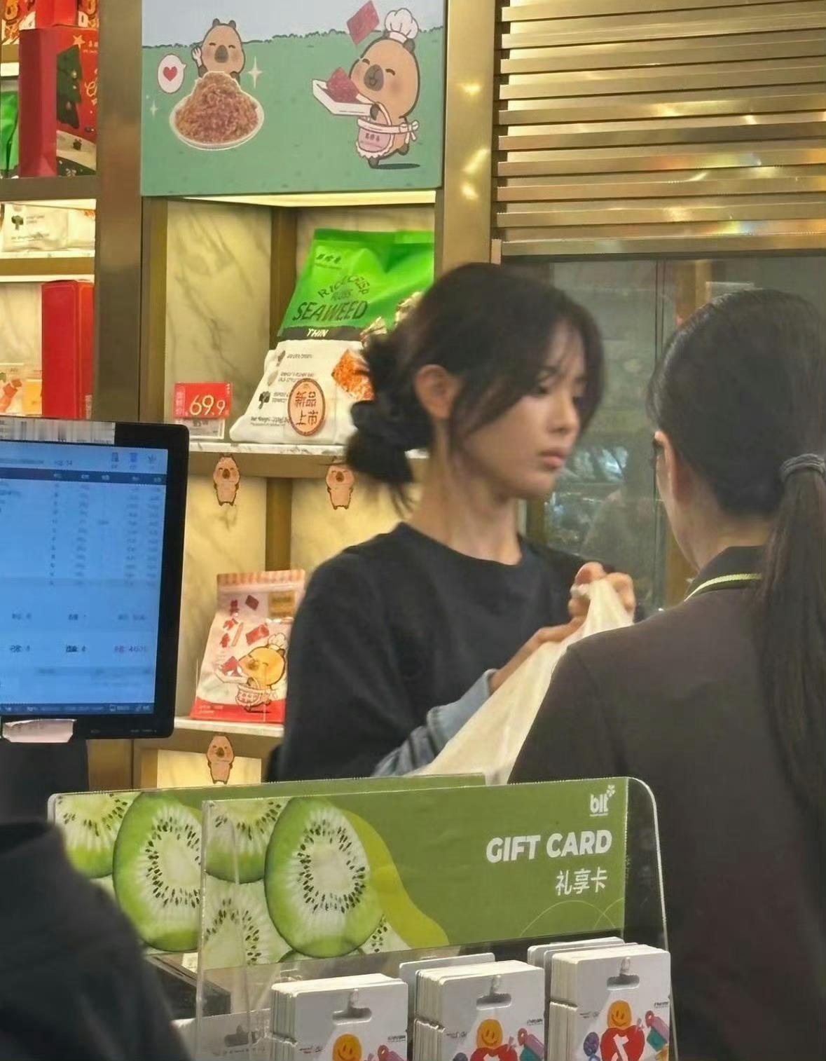 超市偶遇到的这素颜真的很顶完全可以当明星了吧要不也不会这么多人拍