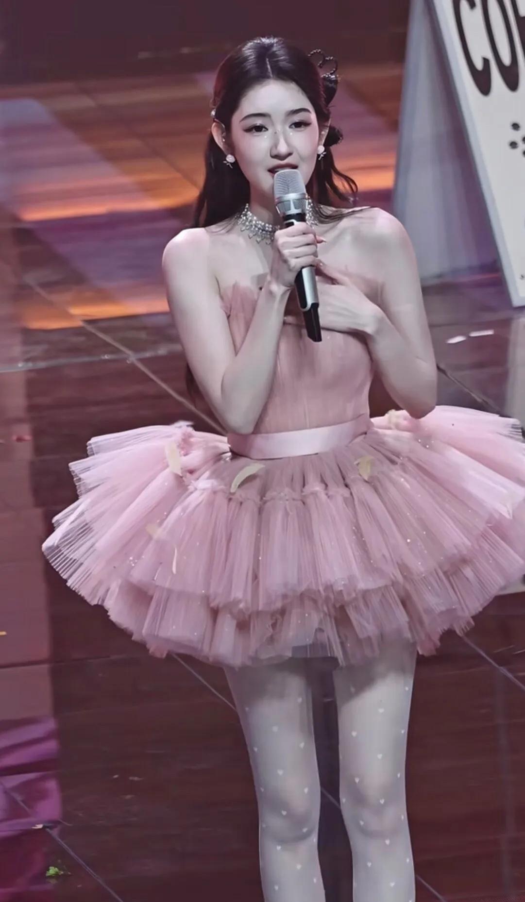 昨天湖南卫视春晚上，王玉雯一出场，我直接看呆了！不是因为她的颜值，而是因为她