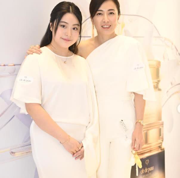 甘比携16岁爱女出席活动给足100分倪晨曦追星表现兴奋老公不吃醋