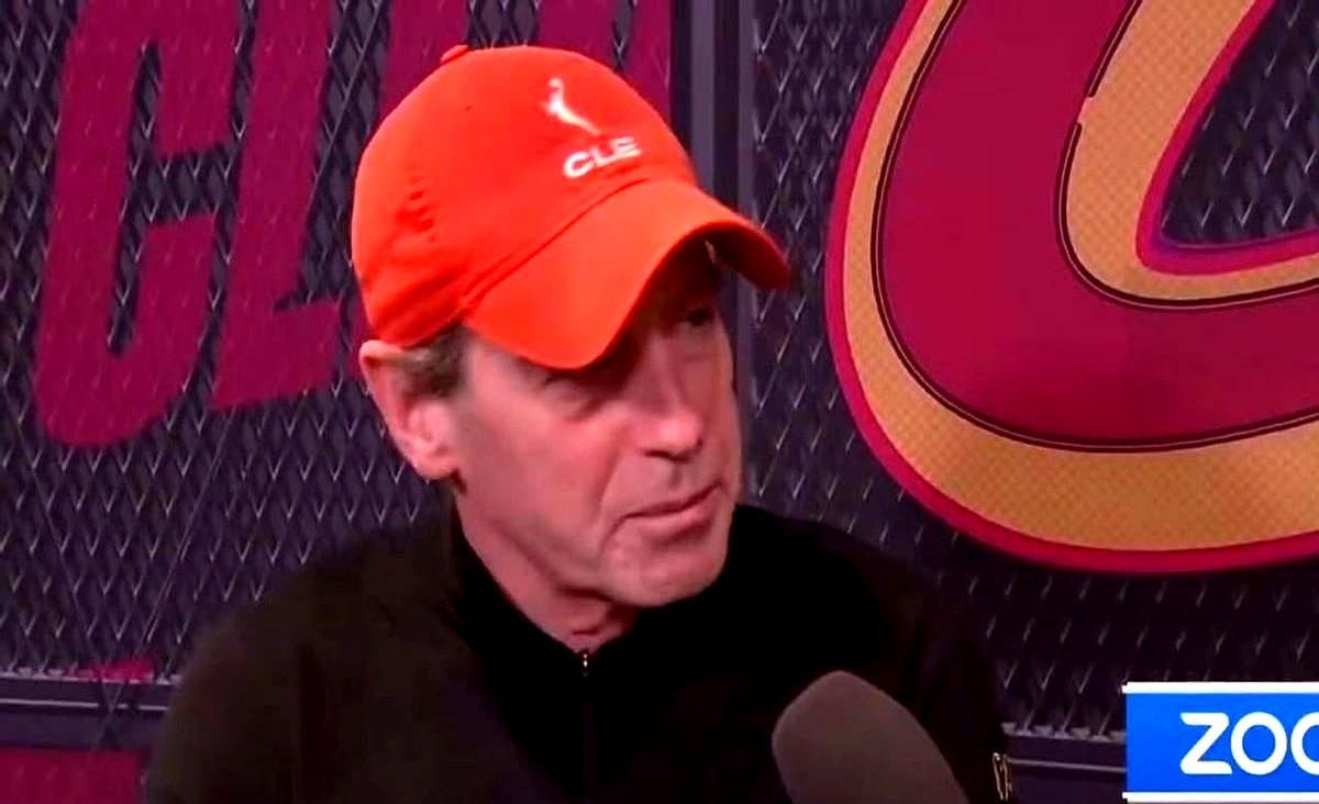 骑士队这教练太绝了，直接把球队劈成两半：哈登带一套人马慢悠悠打阵地，米切尔领另一