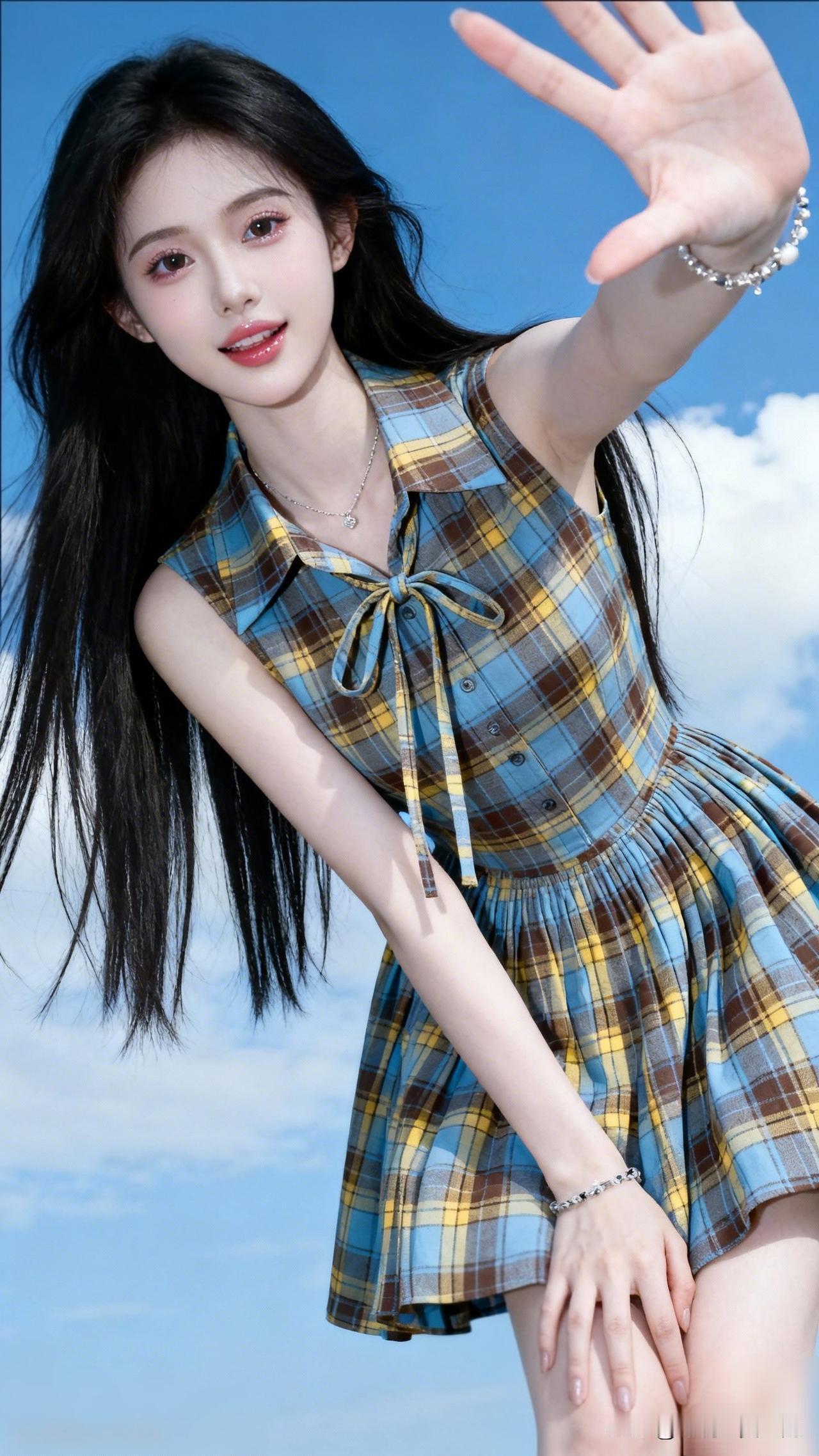 阳光正好，我瞧见一个身着蓝黄格子连衣裙的女孩，笑得那叫一个甜，在蓝天白云之下各种