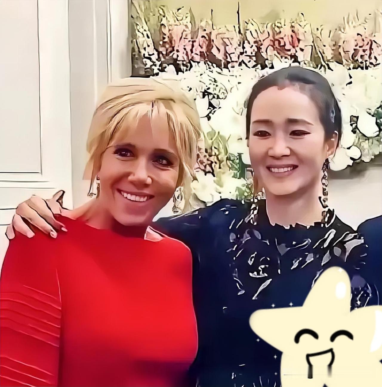 网友们知道吗？巩俐和马克龙夫人，是什么机缘让两人关系那么好呢！看看巩俐和马