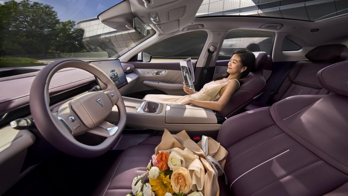 华为与众多车企携手打造出多款热门车型：1、华为+比亚迪，方程豹豹8火了；2