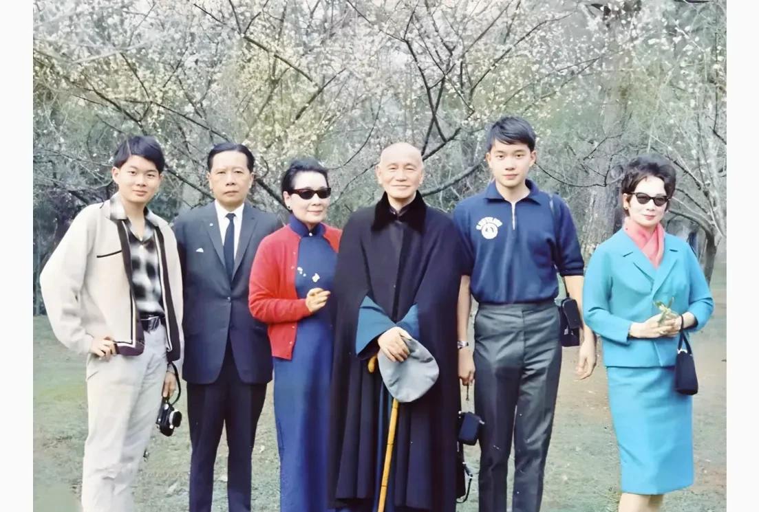 上世纪60年代末，台湾，宋美龄与丈夫蒋介石和弟弟宋子安、弟媳胡琪英、侄子宋伯熊、