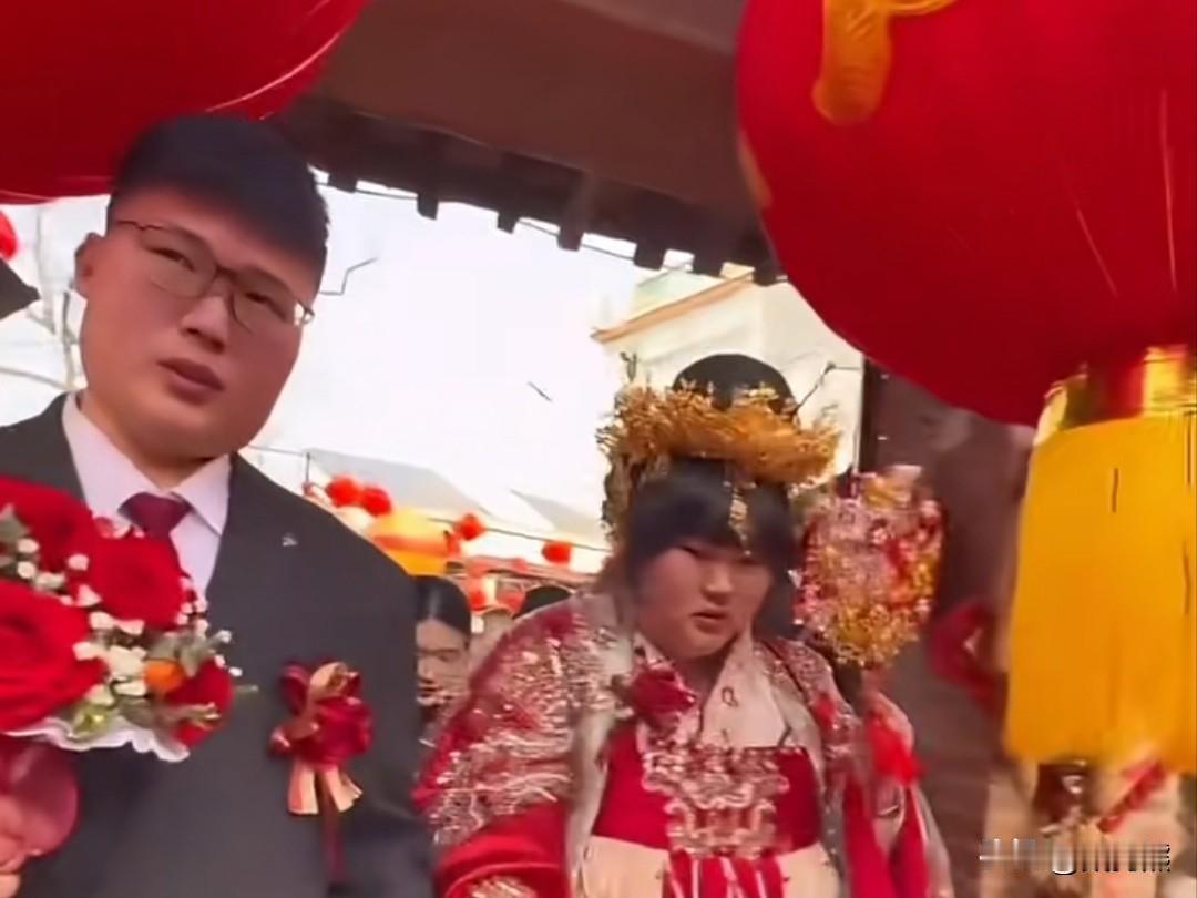 大衣哥的女儿朱雪梅出嫁结婚了，让大家万万没有想到的是，他也没有给女儿选择985和