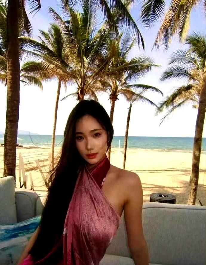 小S怕是也没想到，自己生了个“林志玲”。女儿在伦敦桥上，一条黑色吊带裙，长发