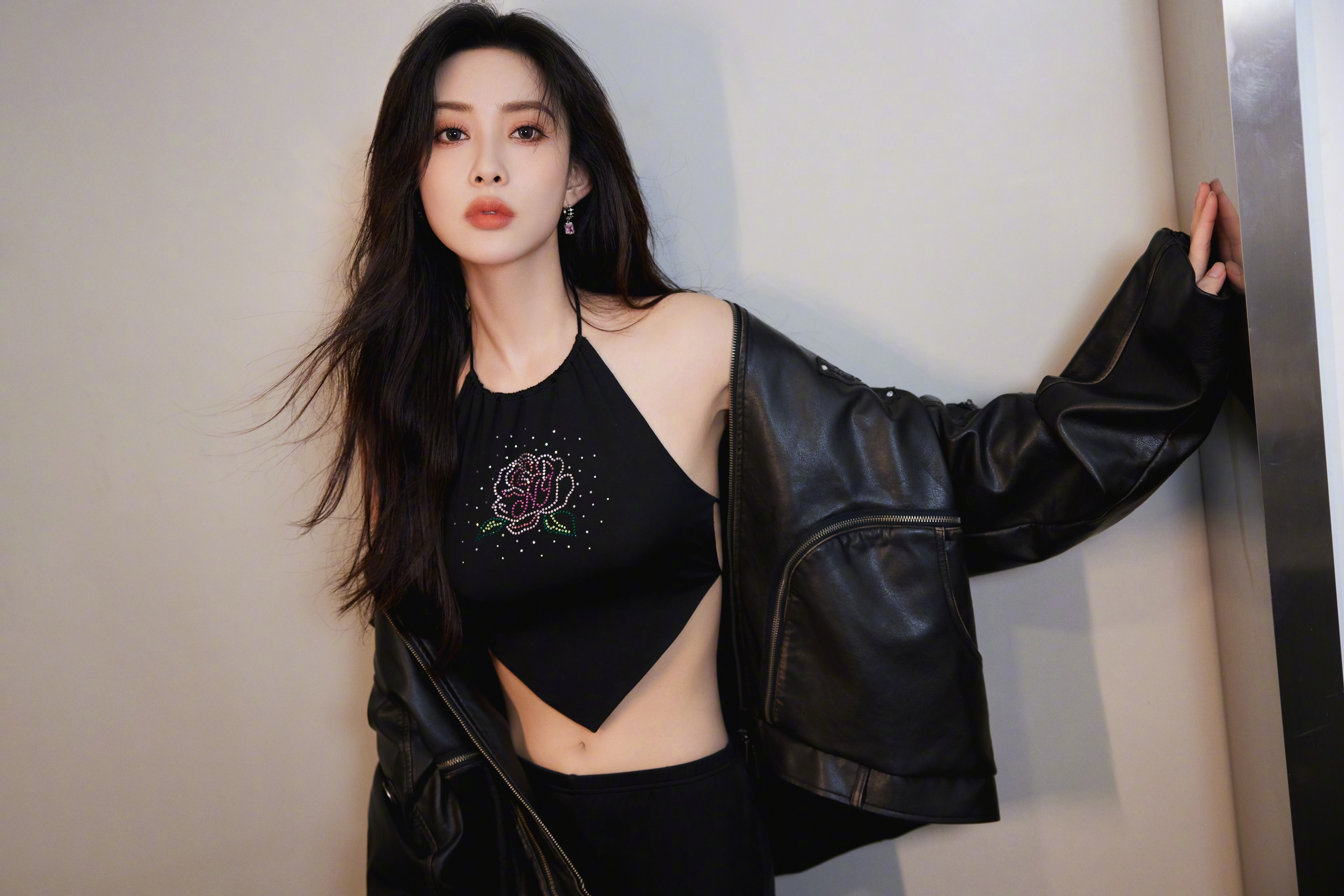 孟子义黑色肚兜妆造，穿出好身材​​​