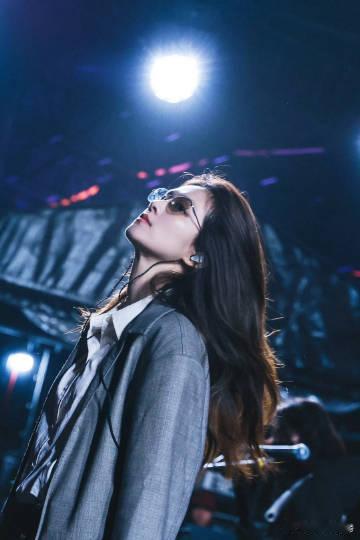 陈昊宇彩排照陈昊宇泡泡岛彩排照曝光，舞台酷美灯光加持，小眠状态炸裂，每个动作都