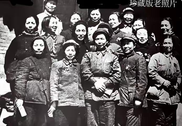 难得一见的历史老照片，照片是全程走完二万五千里长征的部分女红军的合影。​​​