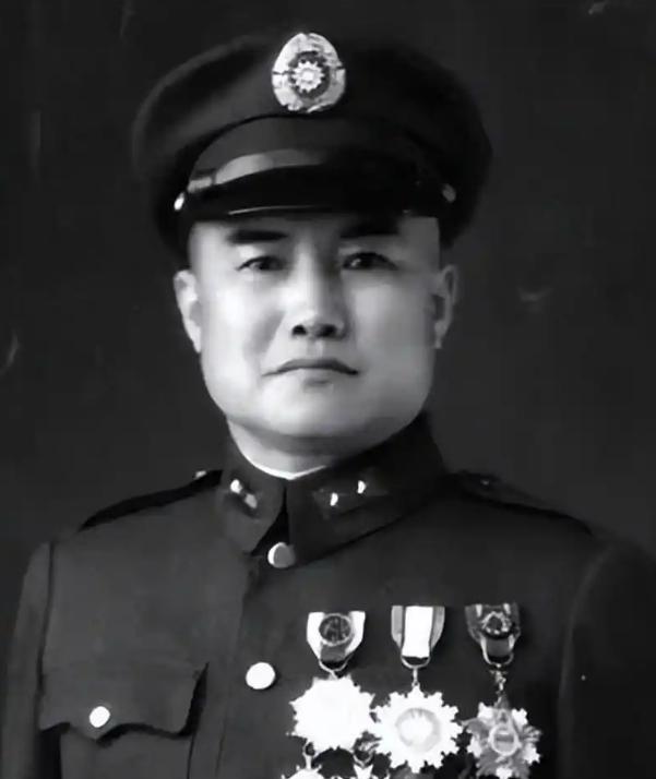 1948年10月国民党中将周福成的女儿，专门到了沈阳劝父亲投诚，却反被父亲以枪威