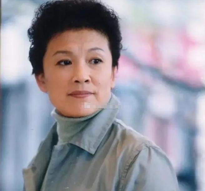 有些夫妻看起来不吵不闹，日子过得体面安稳，可真正走进家门，才发现那份安静已经安静