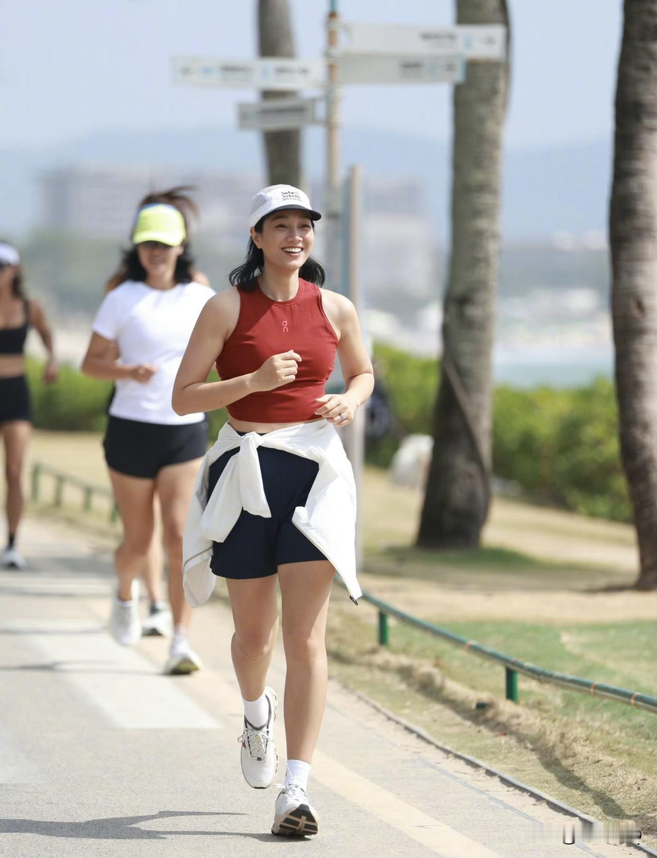 热爱运动的人是真的自带能量，看看朱丹奔跑的照片，浑身上下散发着自信气息，健康向上