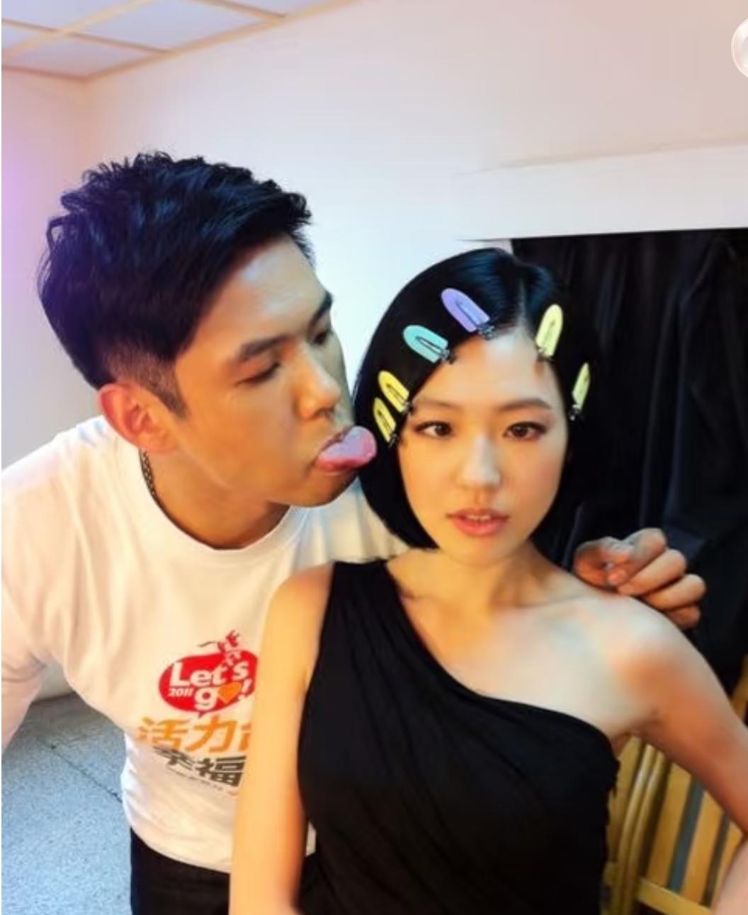 看到图一，第一眼真懵了，还以为是小S和自家老公在花式秀恩爱，搞怪耍宝的样子超有梗