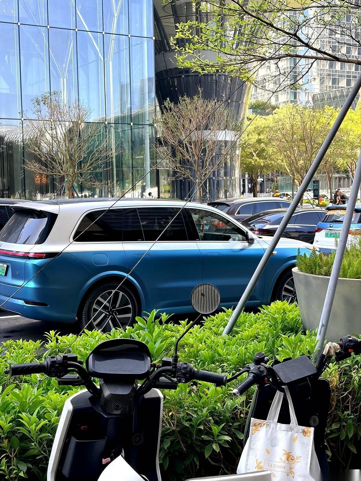 我跟你讲，理想L9这车，以前我总觉得像中年男人的“统一制服”。清一色的黑白灰，