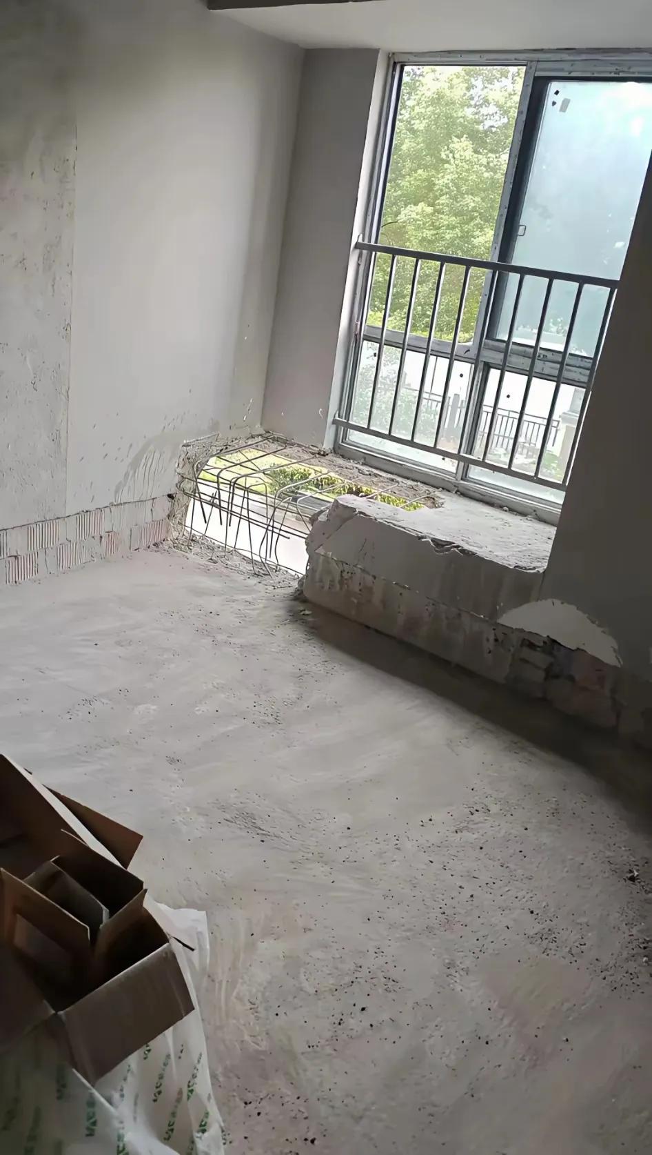 开发商说送的飘窗面积，业主不喜欢这个布局设计，叫工人师傅去砸了，真没想到是这种结