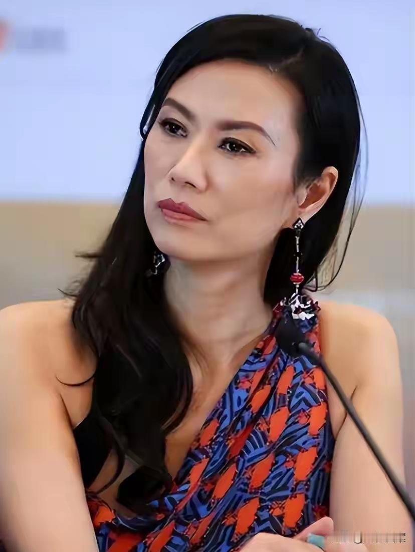 她与多国总统绯闻不断，被称野心悍妇！离婚后更是狂赚200多亿！这段描述似乎涉及