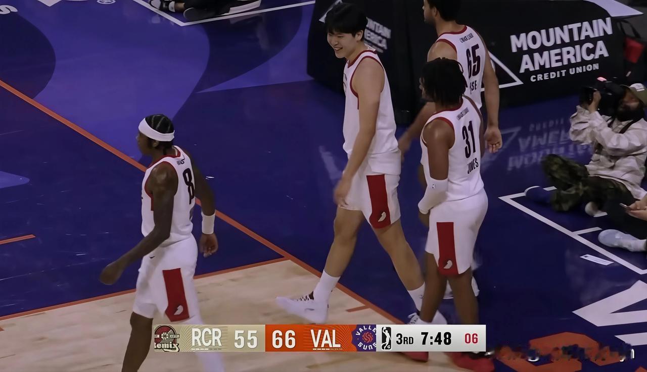 杨瀚森G联赛首秀，率队完成20分大逆转。刚刚结束的G联赛比赛，杨瀚森所在的混