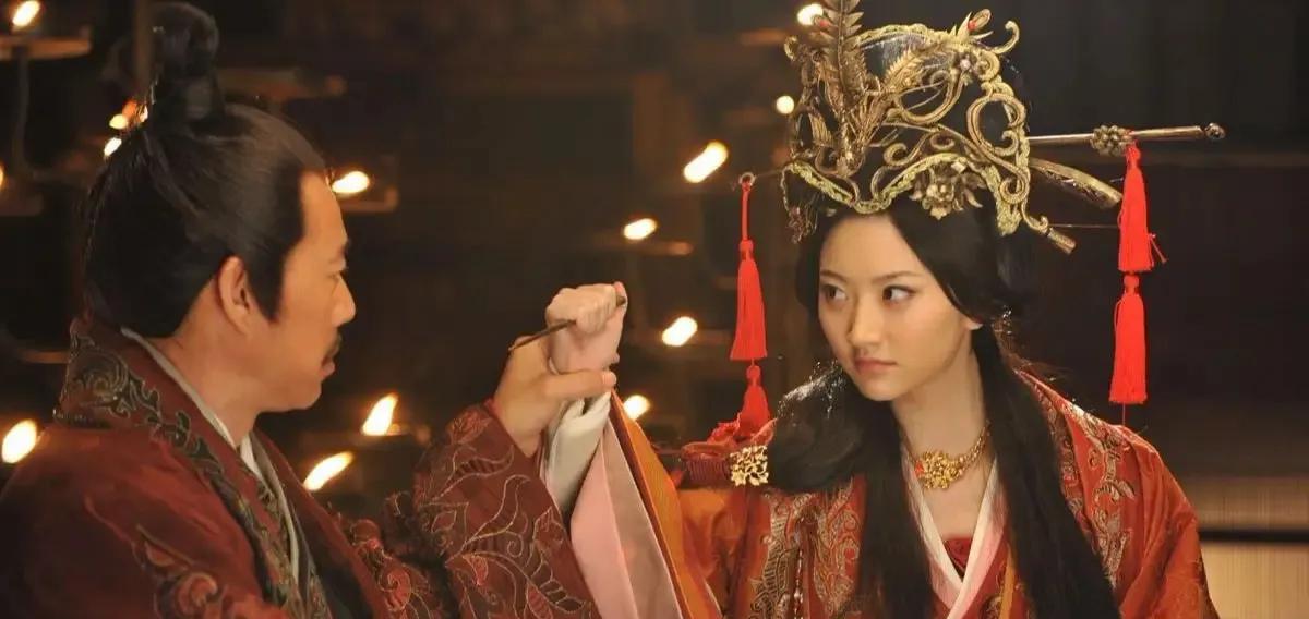 公元929年，37岁还一事无成的刘知远在放马时，对17岁的李三娘一见钟情。上门提