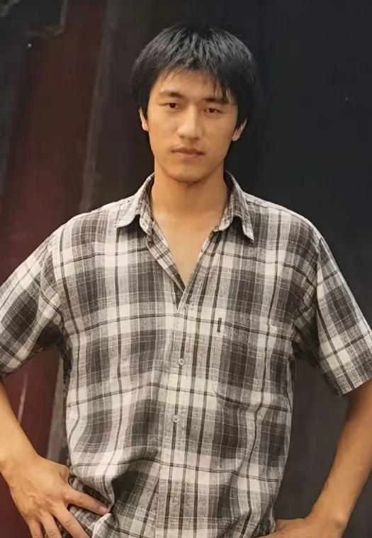 这两人匆匆来了人间一趟，看尽了世间繁华，突然离世。张雪峰作为教育领域的佼佼者，