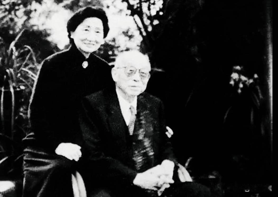 2001年，张学良病逝于美国檀香山。他死后，张的儿子遵从父亲的遗愿把遗产全都捐给