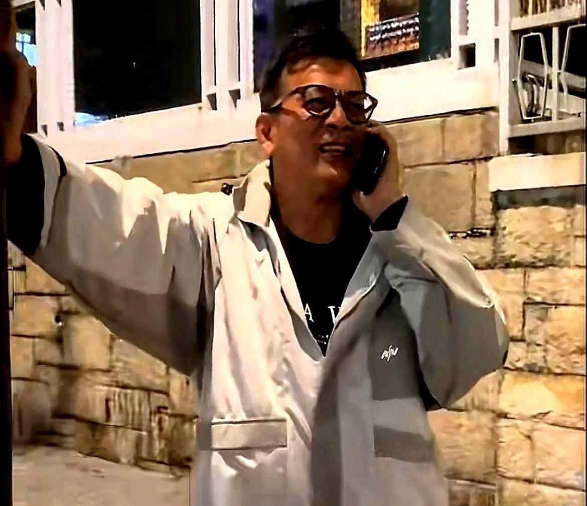 黄日华嘴上说“自己处理”，转身就拨通苗侨伟电话。九分钟后，苗侨伟开车现身，