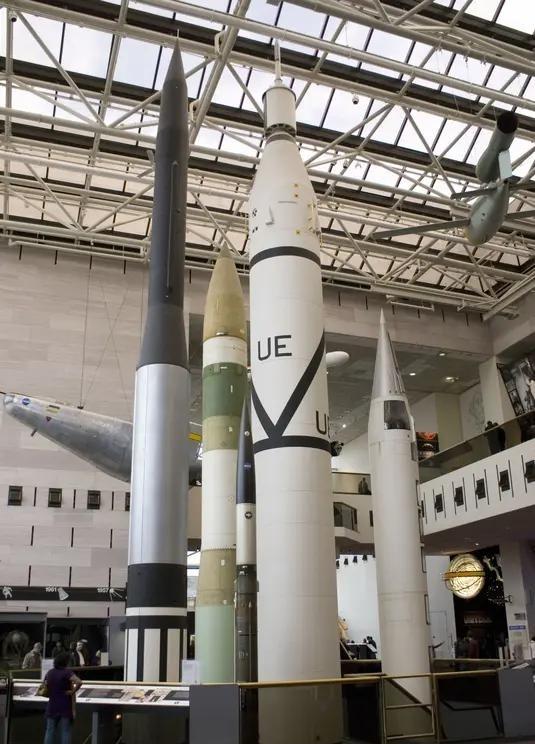 伊以两国发生战争，有个现象让人难以理解。伊朗导弹能飞2000-3000公里，以色