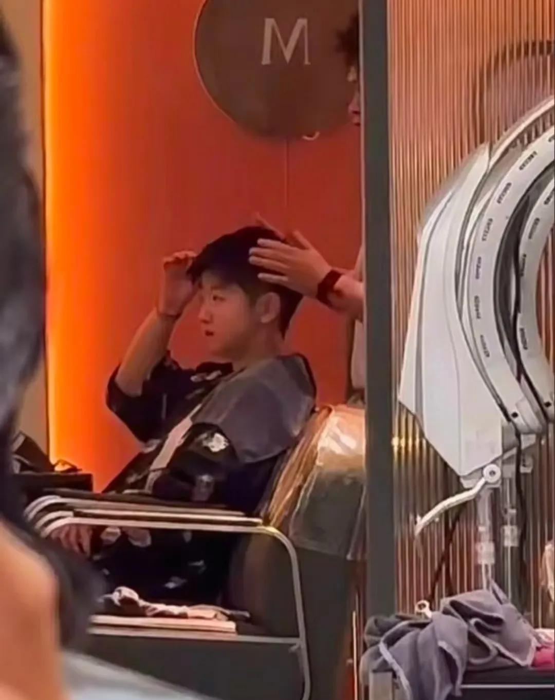 又捕捉到一只剪头发的莎莎，真的是剪的好短，比哥哥的还要短很多。有人说莎莎是没有