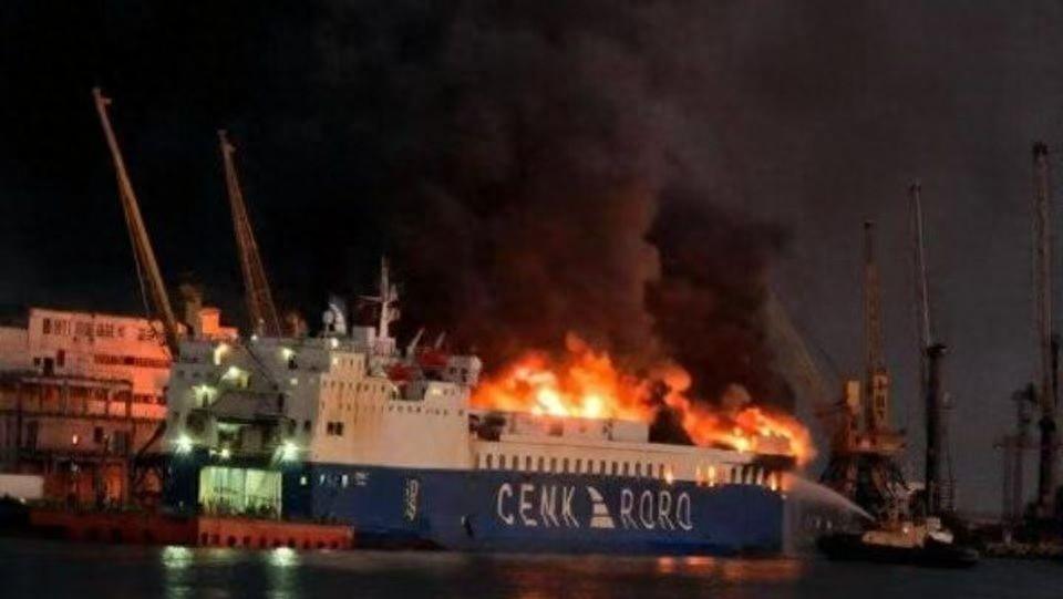 3月20日凌晨1点，敖德萨港的夜空被火光照亮。两艘满载粮食的民用货船——一艘挂