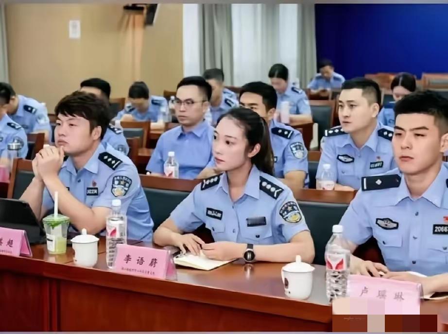 李语蔚这次坐在会场第一排，还摆了名字牌子。她一个普通辅警，能越过那么多老资格