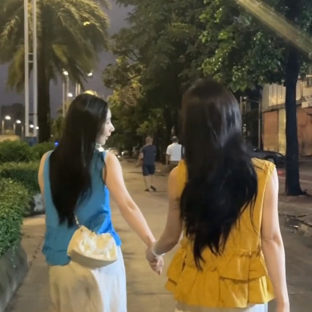今天和闺蜜逛街，被路人误认成情侣了😂！因为我们穿了同款衣服裤子，连配色都一模一