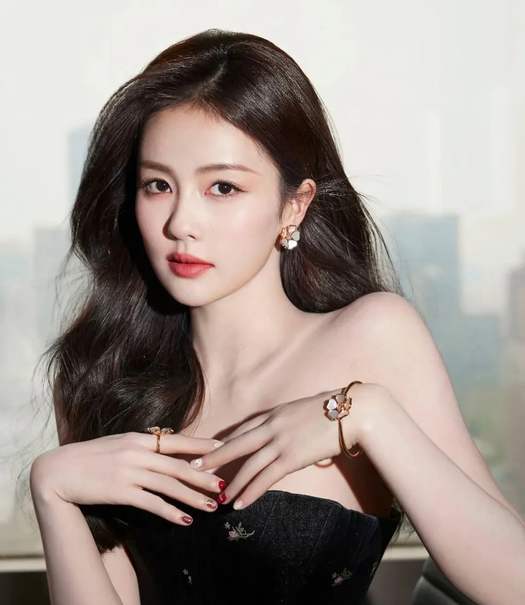 退圈吧，真的看够了。不是说你长得难看，也不是嫌你演技差。《招摇》里的路招摇