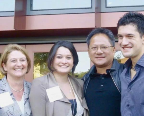 黄仁勋黄种人，老婆外国人，两人儿子黄胜斌长相。黄仁勋是黄种人，老婆是外国人，